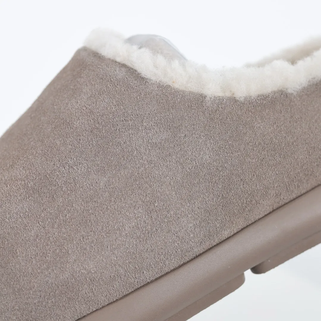 Pick up locally💰560 Core recommendation Good price Independently developed original outsole and cashmere insole to keep you warm in winter and suitable for home use. In the new year, uug launched a style series, which is partially geared towards the preferences of young consumers and has also moved to the forefront of fashion trends. Shoe body material Water-repellent coated suede upper 17 mm UGGPURE™ implanted wool insole Lightweight non-slip comfortable rubber outsole With brand LOGO trademark Comes with a full set of packaging Size: 35 36 37 38 39 40 41 42 43 44